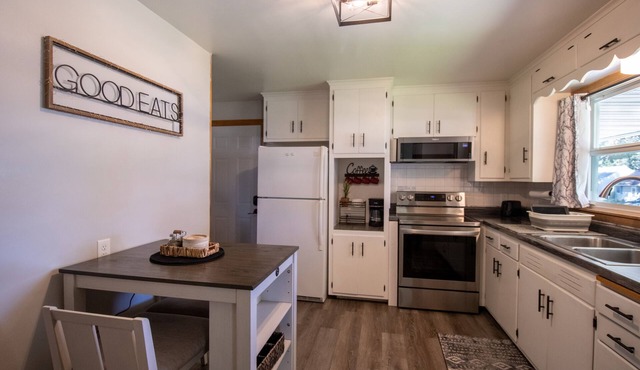 Little Nest/ 2 mi to Mayo Clinic, 2 bed w/Lg Yard,Pet Friendly,One level home
