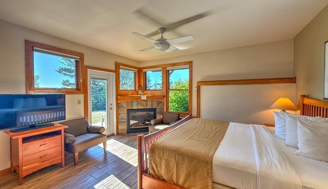 Located directly on Lake Superior, this Guestroom is ideal for couples.