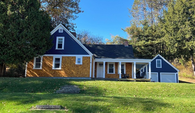 Located steps away to town park, hiking, popular & nationally recognized Main St