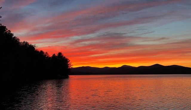 Location! Lakefront, 4 seasons, Private beach, Mountain views, SeaDoo rent