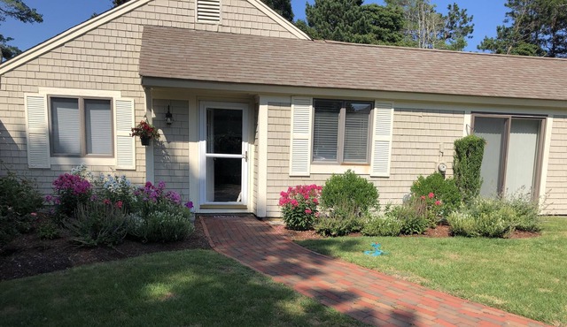 LOCATION! ""SPECTACULAR''' FRONT/ BACKYARD GARDENS/CUL-DE-SAC/GOLF VIEW