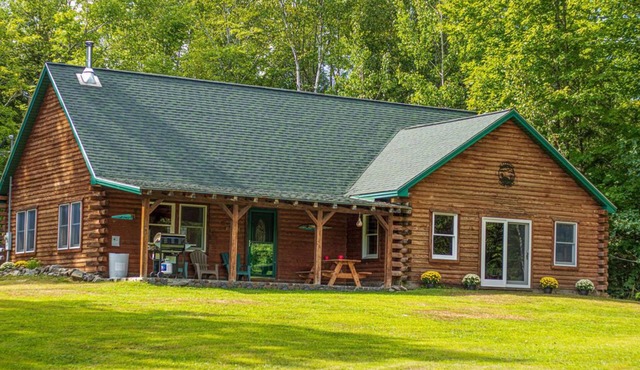 Log cabin, King bed! Private beach!