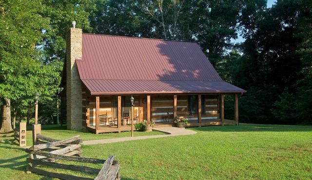 Log Cabin Near Nashville | Hot Tub, Screened Porch & Game Loft2BR, 2BA