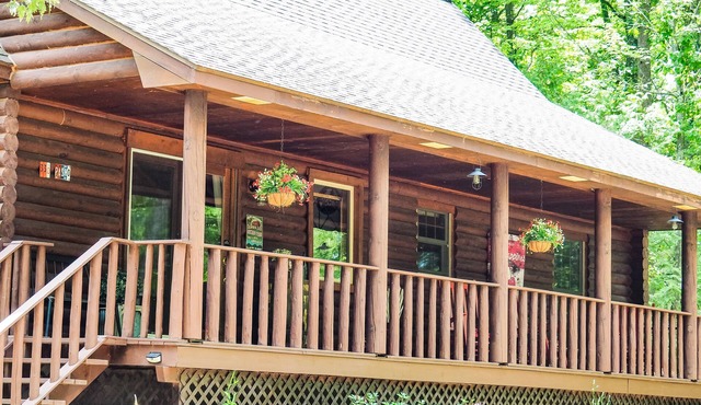 Log Cabin Oasis 10 Acres+Lake Access. Pet Friendly!