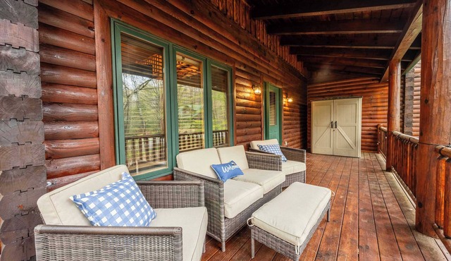 Log chalet w/hot tub & BBQ grill