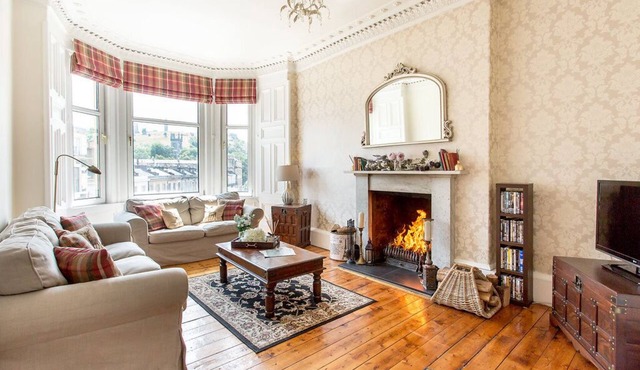 Log Fire City Center Apartment - Free logs provided
