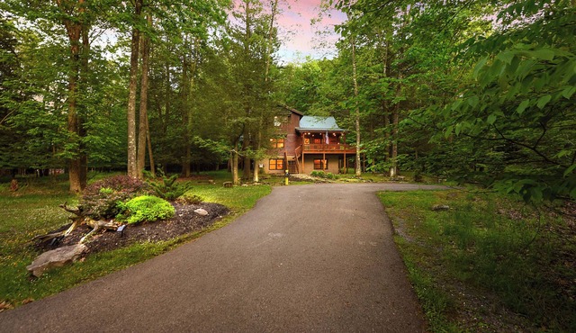 Logged & Loaded Cabin! 9Min to WISP! Hot tub, fire pit! Pets! EV charger!