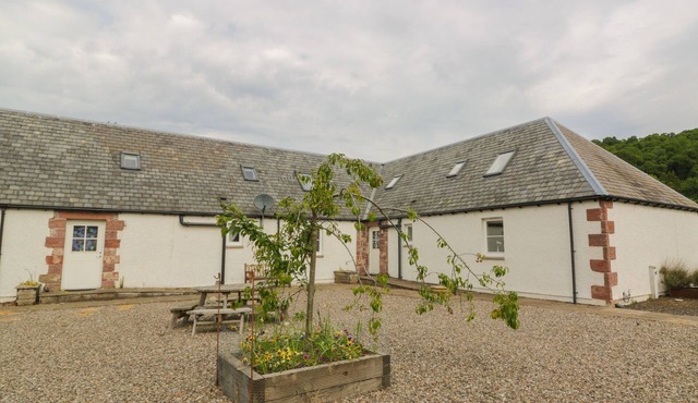 LON COTTAGE, pet friendly, with a garden in Blairgowrie