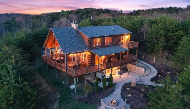 Longview Lodge 5BR + loft, Fishing Pond, Hot Tub, Fire Pit, Close to everything!