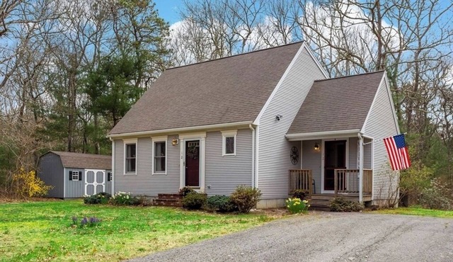 Look no further! Your charming Cape Cod 2-BR house awaits your stay! Sleeps 6