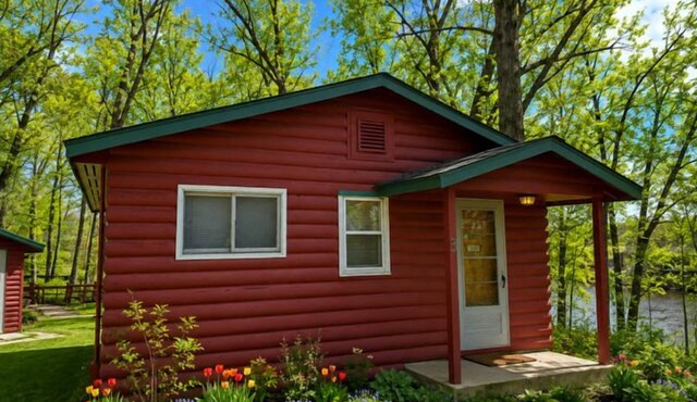 Lovells Riverside Cabin #3 is just steps from the river’s edge with private stair access, and it’s only moments from the iconic Lovells Riverside Tavern.