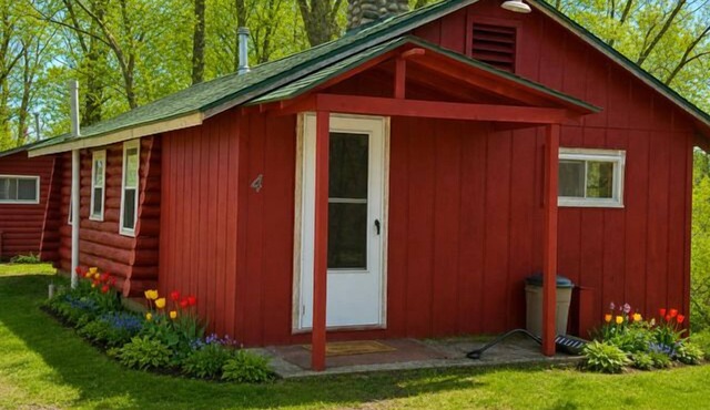 Lovells Riverside Cabin #4 has been a longtime favorite for good reason—peaceful surroundings, gorgeous forest views, and scenic river views. Plus, you’re only moments from local essentials.