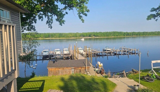 Lovely 2-bedroom apartment with AC on the beautiful Rainy River. Sleeps 6