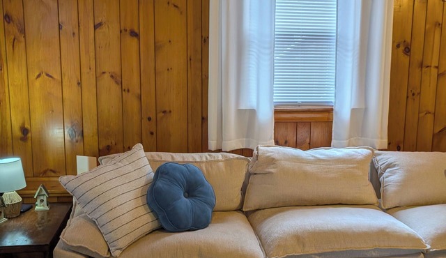Lovely 2-bedroom apartment with AC in charming Topsham. Close to everything!