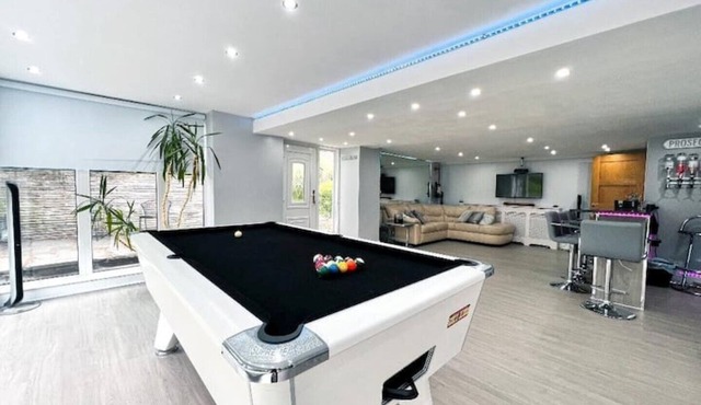 Lovely 2 Bedroom Garden Flat - with private spa