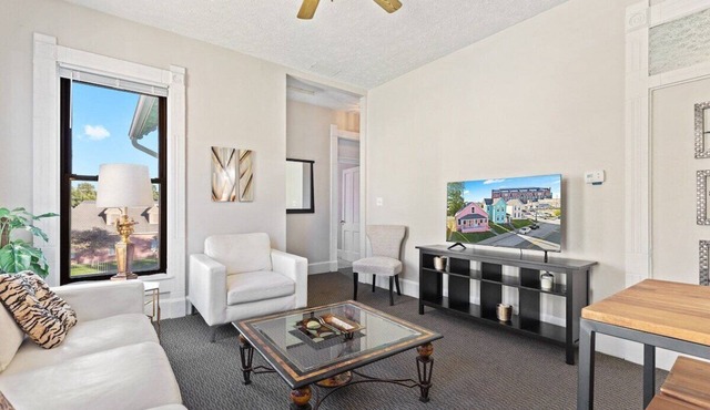 Lovely 2 bedroom Town Home - Close To It All!