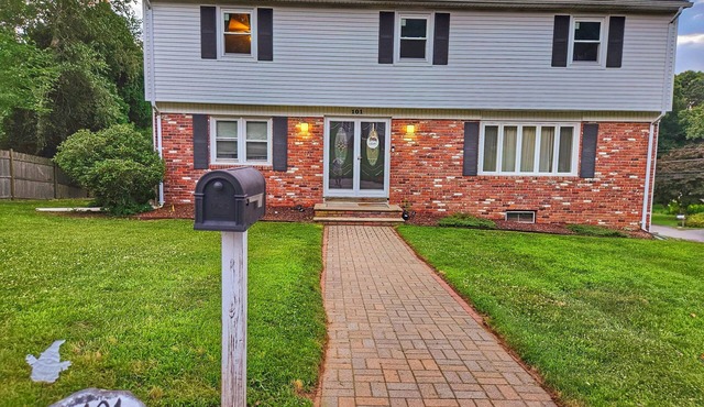 Lovely 4-bedroom colonial house with WiFi and A/C in Warwick