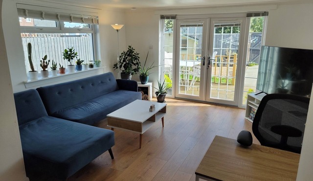 Lovely bungalow, sunny garden