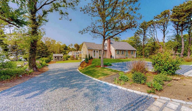 Lovely dog-friendly home w/fireplace, central AC, full kitchen, & washer/dryer