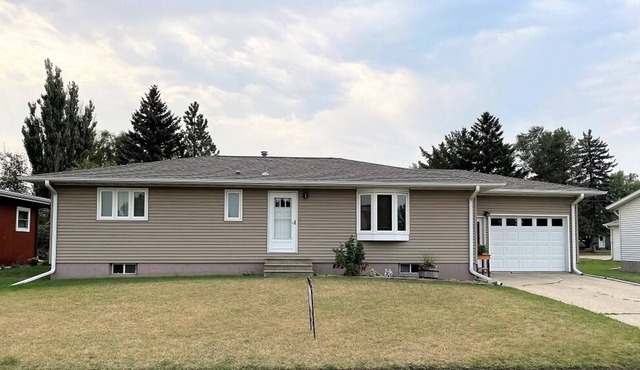Lovely Home for the family with a huge yard and central location