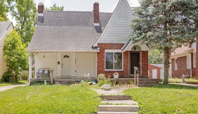 Lovely homey pad near Irvington with huge sofa, electric fireplace & porch swing
