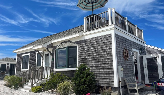 Lovely Oceanview 2 Bed 2 Bath with sleeper sofa, outdoor shower & rooftop deck!