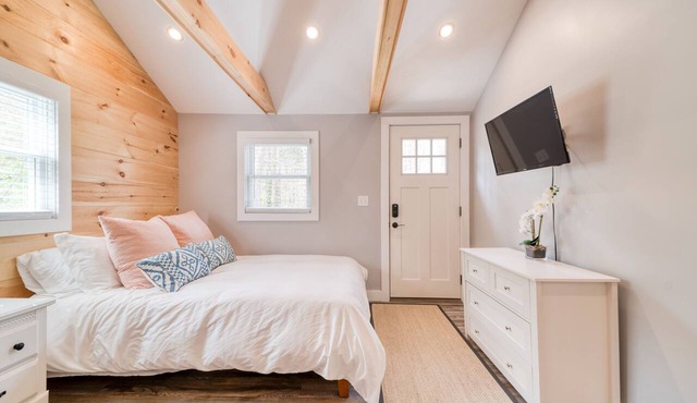 Lovely Studio with Full Kitchen + Private Deck!