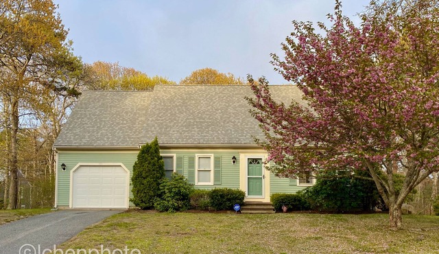Lovely three bedroom home located in desirable Bayside neighborhood!