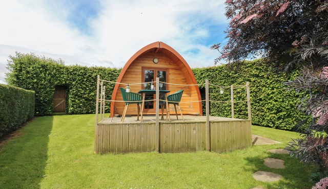 LOVESOME POD, romantic, with hot tub in Northallerton