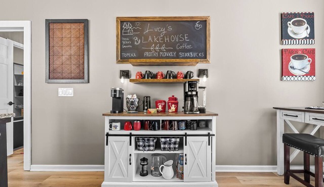 Lucy's Lakehouse 2 King Master Suites, Coffee Bar Near Broadway & BNA