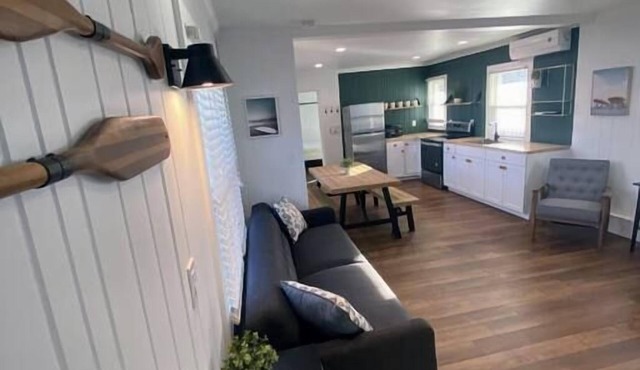 Ludington Ave Suite 1- blocks from downtown!