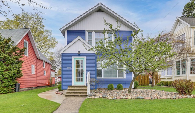 Ludington Home w/6 Bicycles < 1 Mi to Beach!