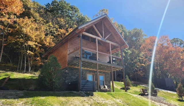 Luminous Cabin near Tappan Lake with Hot-Tub, BBQ and Deck in Ohio