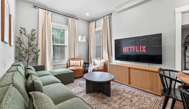 LUX 8BR Somerville Group Retreat, Sleeps 24, Free Parking, Walk to Green Line