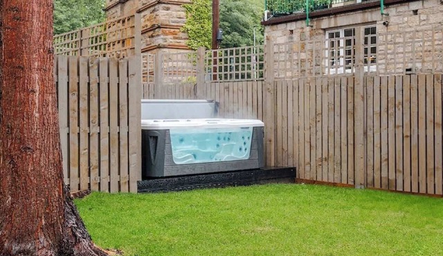Luxe 2BR Cottage Near Edinburgh with Hot Tub - Sleeps 6 - Free Parking - Wi-Fi