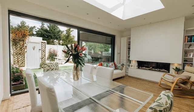 Luxe 3 Bed property with beautiful garden room.