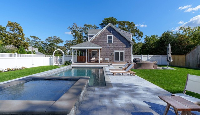 Luxe 4 Bed/4 Ensuite Bath, A/C In-Town Vineyard Haven, Gunite Pool and Spa