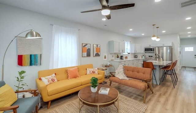 Luxe Home Downtown - Sleeps 6. Off-street parking
