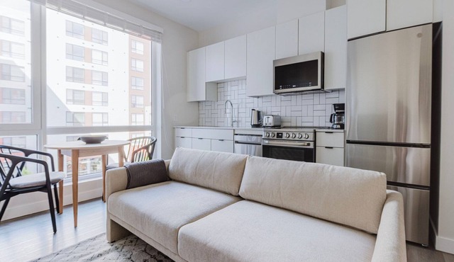 Luxe Revere Studio w/Lounge, Game Room, W/D, A/C, by Blueground