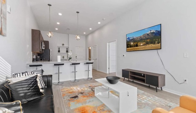 Luxurious 1-Bedroom Fishers