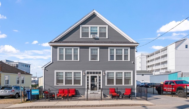 Luxurious 5-bedroom home steps from Hampton Beach & all entertainment