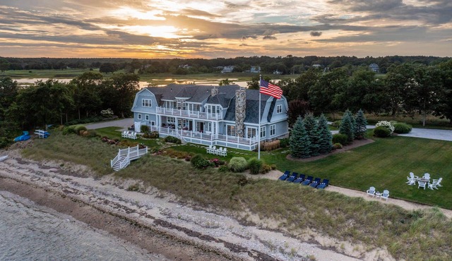 Luxurious Beachfront Estate, 4th Night Free!