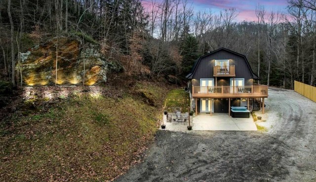 Luxurious Cabin Retreat with Pickleball Court & Hot Tub near Hocking Hills, Sugar Grove OH