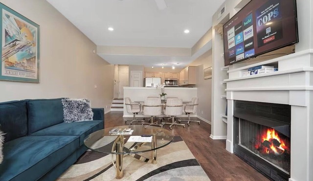 Luxurious Gated 2BR/2.5BA Home- Walk to All- Nightlife -Dining - Highlands- Nulu