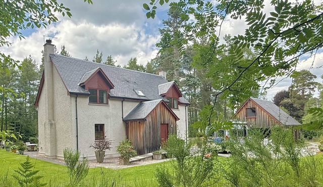 Luxurious House With Large Enclosed Woodland Garden In Cairngorm National Park