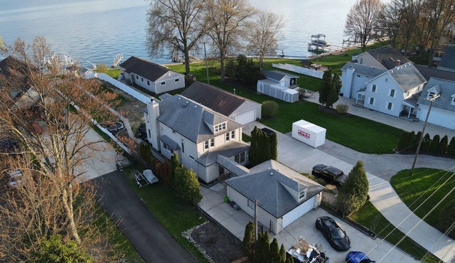 Luxurious Lakefront Retreat