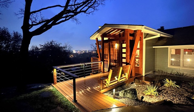 Luxurious, modern 3-br artist’s getaway with downtown views