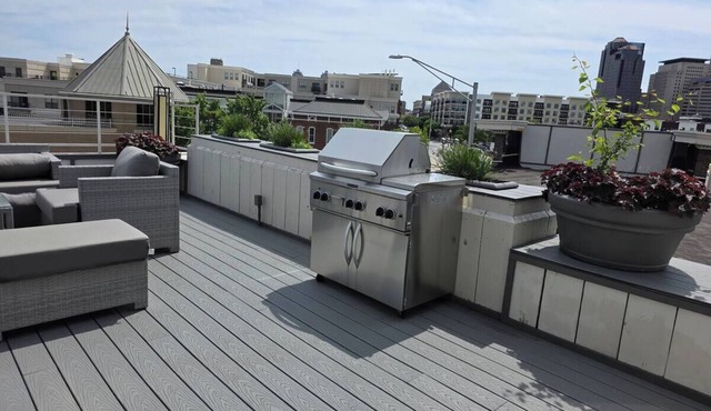 Luxury 2-bedroom downtown apartment quick access to events in Indianapolis.