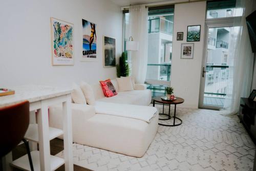 Luxury 2BR Apartment with Pool, Balcony & Parking