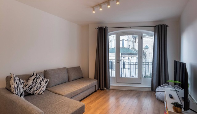 Luxury 2BR with cathedral views in the heart of Belfast — steps to nightlife, cafes, tours and top attractions.